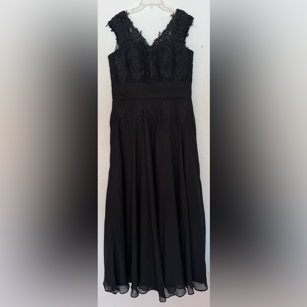 Black Lace V-Neck Maxi Dress With Pleated Waist